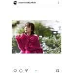 佐々木希、肩だしピンクニットで披露した艶っぽい表情にファン釘付け！