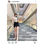 山崎あみ、ノースリと超ミニの生足脚長ショットに「スタイル極上」「脚長美脚すぎる」と絶賛の声！