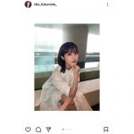 福本莉子、美脚チラリな白ワンピで透明感あふれるショットを公開！