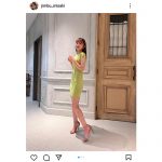 神部美咲、ボディラインあらわなニットミニワンピで美脚を公開！