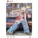 加藤紗里、谷間チラリな大胆ミニ丈で「平成ギャル」姿を公開！