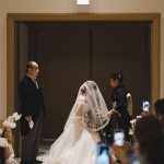 舟山久美子、3年越しのウエディングドレス姿で夫との2ショットを公開！