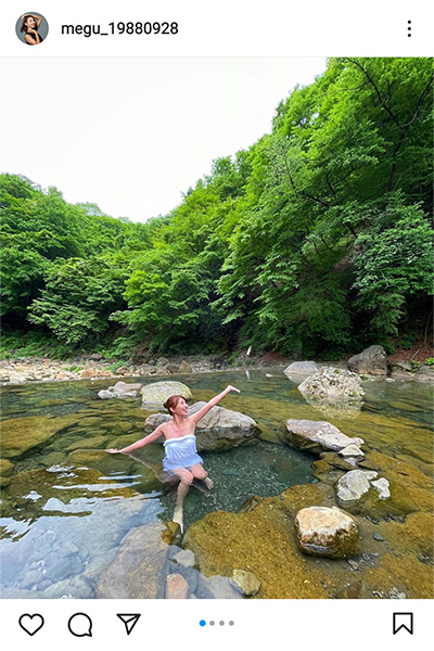 青山めぐ、美谷間くっきり刺激的な温泉入浴ショットを公開！