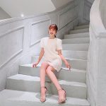 神部美咲、ギリギリ超ミニワンピで美脚披露「サービスショット」「足ばっか見てしまう」の声！