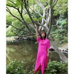 佐々木希、肩だしピンクニットで披露した艶っぽい表情にファン釘付け！