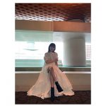 福本莉子、美脚チラリな白ワンピで透明感あふれるショットを公開！