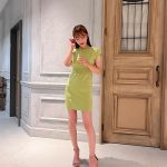 神部美咲、ボディラインあらわなニットミニワンピで美脚を公開！