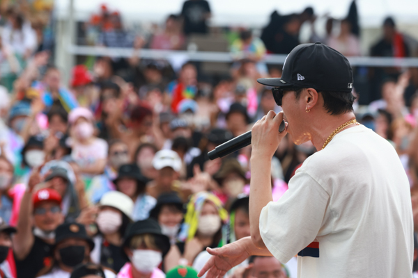 【ライブレポート】CHEHONが人気曲を続々ドロップ。KIRAもサプライズでステージに登場！＜笑顔道 presents FREEDOM 青空 2022 淡路島＞