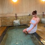 青山めぐ、美谷間くっきり刺激的な温泉入浴ショットを公開！