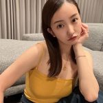 板野友美、キャミソールで大胆素肌見せショット披露！