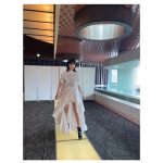 福本莉子、美脚チラリな白ワンピで透明感あふれるショットを公開！