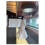 福本莉子、美脚チラリな白ワンピで透明感あふれるショットを公開！