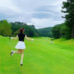 ダレノガレ明美、ノースリ超ミニスカウェア姿で美麗な生脚美脚を公開！