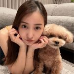 板野友美、キャミソールで大胆素肌見せショット披露！