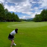 ダレノガレ明美、ミニスカひらりでゴルフのベストスコア報告！