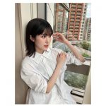 福本莉子、美脚チラリな白ワンピで透明感あふれるショットを公開！