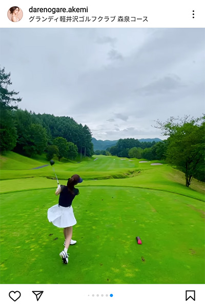 ダレノガレ明美、ノースリ超ミニスカウェア姿で美麗な生脚美脚を公開！