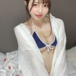 81moment・愛白かなた、下乳ハミ出す彼シャツビキニで釘付け！「もっかい見せてあげる」