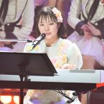 NGT48・古舘葵、『ぎこちない通学電車』を弾き語り！同期に見守られたほっこりステージを届ける