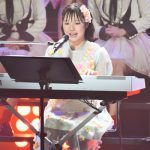 NGT48・古舘葵、『ぎこちない通学電車』を弾き語り！同期に見守られたほっこりステージを届ける