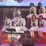 NGT48・古舘葵、『ぎこちない通学電車』を弾き語り!同期に見守られたほっこりステージを届ける