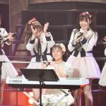 NGT48・古舘葵、『ぎこちない通学電車』を弾き語り！同期に見守られたほっこりステージを届ける