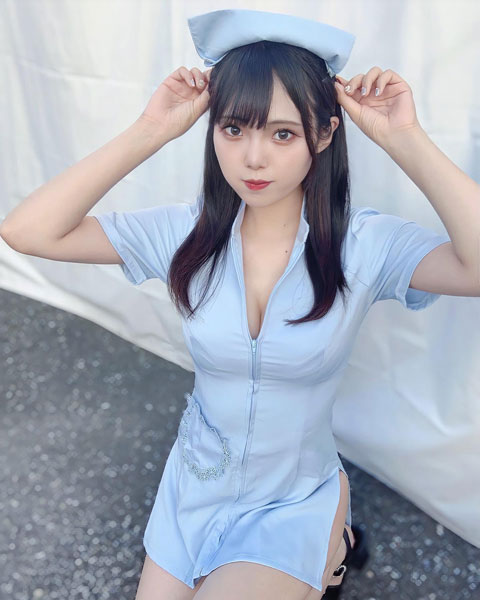 dela・後藤ひなの、ミニスカのセクシーナースでお目覚めサポート