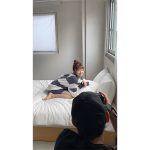 橋本環奈、貴重なルームウェア姿でリラックスしたオフショット公開