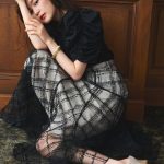生田絵梨花、透け感コーデと大人びた表情を見せる！