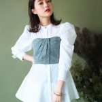 生田絵梨花、透け感コーデと大人びた表情を見せる！