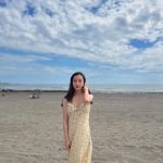 板野友美「色気ダダ漏れ」、ビーチで魅せるワンピース姿のポートレート披露