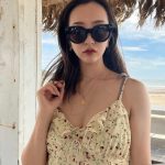 板野友美「色気ダダ漏れ」、ビーチで魅せるワンピース姿のポートレート披露