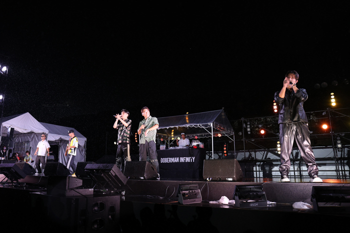【写真特集】DOBERMAN INFINITY、雨降るステージで『We are the one』を熱唱＜2022 神宮外苑花火大会(第41回大会)＞