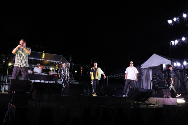 【写真特集】DOBERMAN INFINITY、雨降るステージで『We are the one』を熱唱＜2022 神宮外苑花火大会(第41回大会)＞