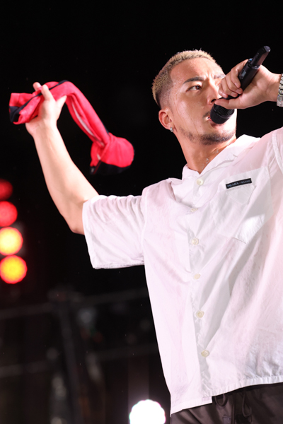 【写真特集】DOBERMAN INFINITY、雨降るステージで『We are the one』を熱唱＜2022 神宮外苑花火大会(第41回大会)＞