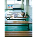 櫻坂46・小林由依、ミニスカ×ルーズソックスの「へそ出しルック」披露！2nd写真集から先行カット到着