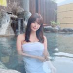 小日向ゆか「一緒にはいる？？」、湯けむりに浮かんだ透明美ボディ披露！