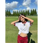 れいたぴ（山田麗華）、体操着姿のヘソ出しルックで笑顔いっぱい