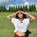 れいたぴ（山田麗華）、体操着姿のヘソ出しルックで笑顔いっぱい