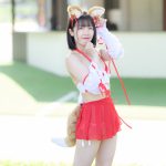 【写真特集 8枚】美里朱音（Pretty Ash）、キツネ耳×巫女コスチューム姿を披露＜近代麻雀水着祭2022＞