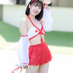 【写真特集 8枚】美里朱音（Pretty Ash）、キツネ耳×巫女コスチューム姿を披露＜近代麻雀水着祭2022＞