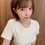 #よーよーよー・森香穂 、背中開きのシャツで肩甲骨チラリ