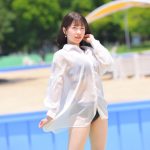 【写真特集 7枚】美里朱音（Pretty Ash）、スケスケな『彼シャツ』ビキニをセクシー＆キュートに披露！＜近代麻雀水着祭2022＞