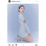 宮脇咲良、タイトワンピで魅せる透明美脚に釘付け！