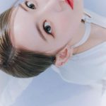 宮脇咲良、タイトワンピで魅せる透明美脚に釘付け！