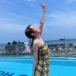 宮脇咲良、ミニ丈ワンピースから美脚披露！「今年の夏はとても楽しかった」