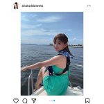 中川翔子、胸元＆美脚見せの水着姿でクルージング！