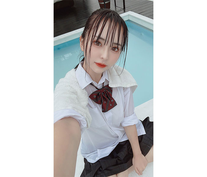 七瀬あかね、水も滴る「濡れ制服」ショットに反響ぞくぞく！