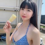 真っ白なキャンバス・小野寺梓、ビキニ姿でアイスをパクリ！夏満喫ショットに反響ぞくぞく