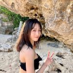 AKB48・小栗有以、チューブトップビキニで振り向く天使の微笑みをお届け！